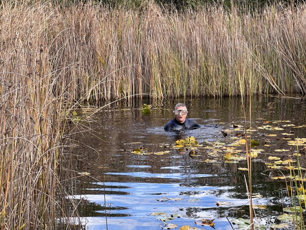 Naturschutztag Vorbereitung am Teich - Biotop Am Stausee, 21.Okt.2023 (© NVVB)