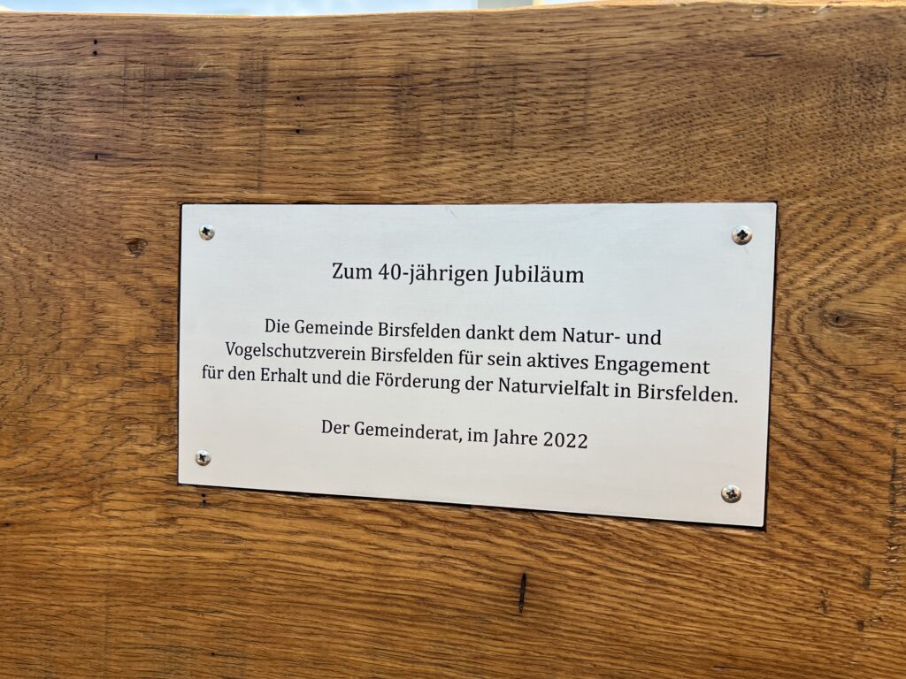 Neue Holzbank mit Jubiläumstafel - Biotop Am Stausee, 21. April 2022 © NVVBirsfelden